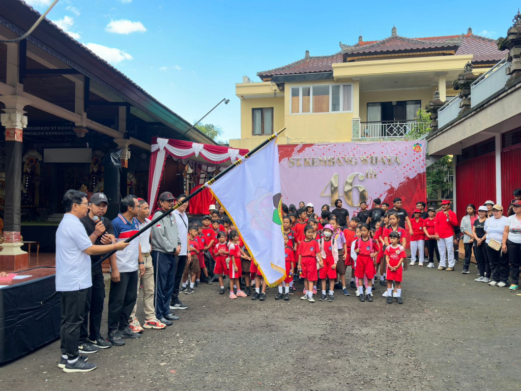 Sekda Adi Arnawa Lepas Jalan Santai ST. Kembang Wijaya Desa Blahkiuh